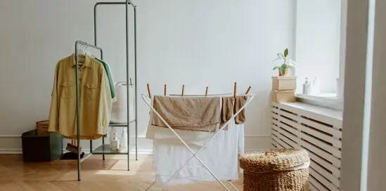 Sušenie bielizne v byte, keď vonku prší a vetrať sa nedá