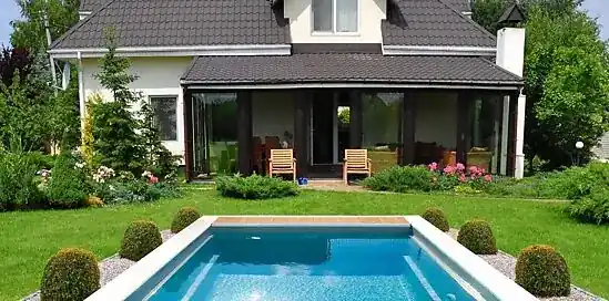 Ako v záhradnom bazéne udržať čistotu po celú sezónu