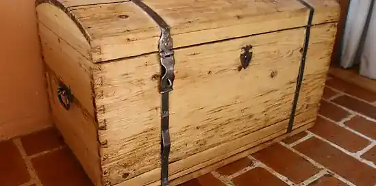 Prečo si zaobstarať drevenú truhlu a ako ju v interiéri nápadito využiť