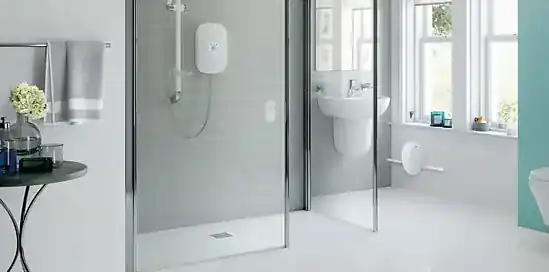 Prečo do kúpeľne vybrať bezdverový sprchový kút walk-in