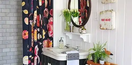 Z akého materiálu si vybrať sprchový záves?