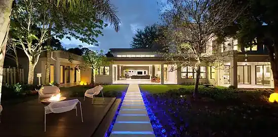 Rozžiarte záhradu solárnymi dekoráciami