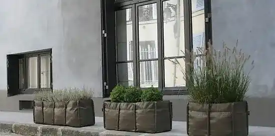 Záhradníčte netradične s textilnými kvetináčmi