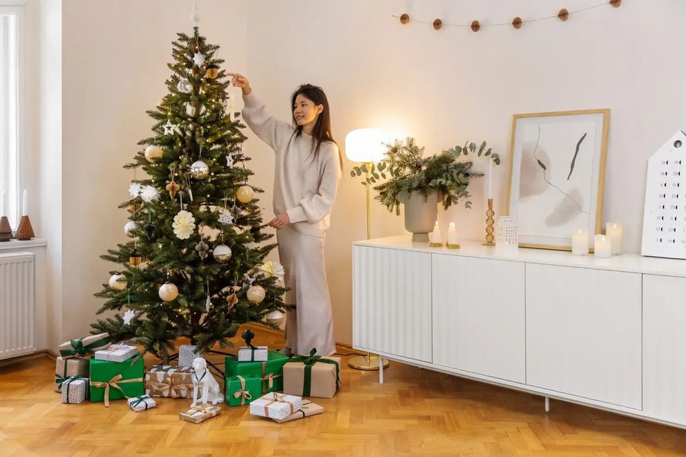 Biela stojacia lampa s konštrukciou v zlatej farbe Markslöjd Sober