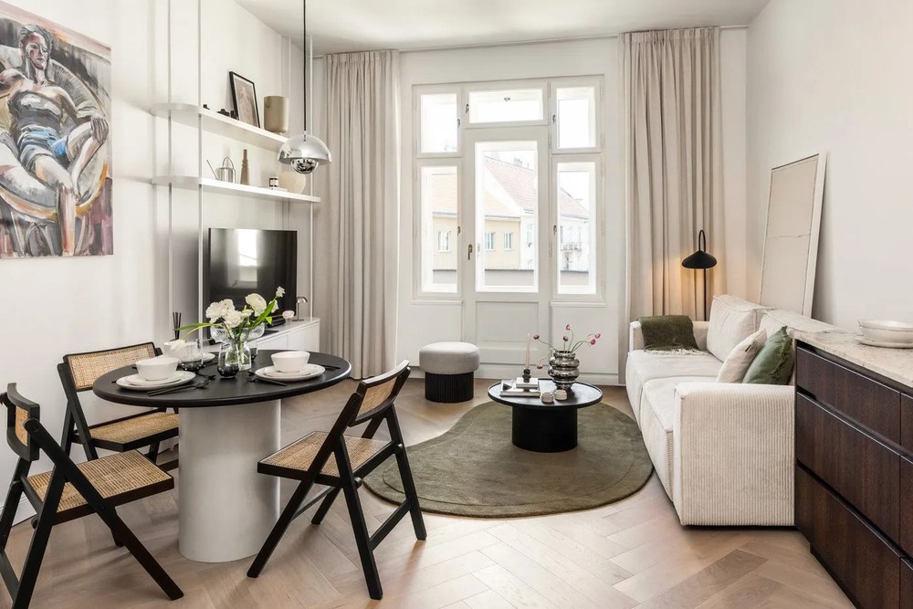 Sklenená ručne vyrobená váza v striebornej farbe (výška 24 cm) Zorya – Bloomingville