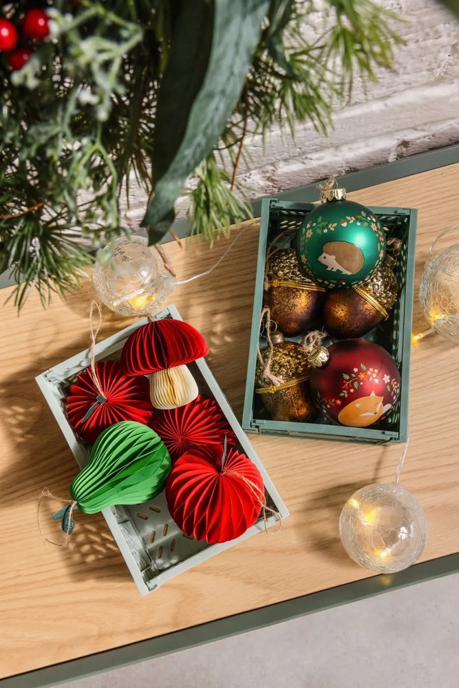 Sklenená ručne vyrobená vianočná guľa ø 6 cm Woodland Hedgehog – Sass & Belle