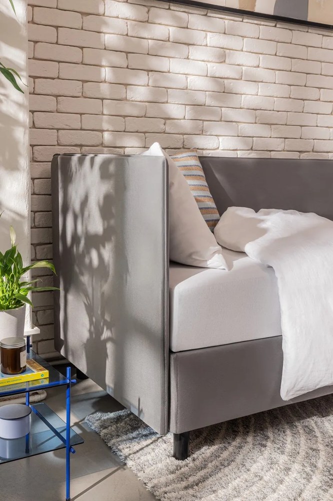 Sivá čalúnená jednolôžková posteľ s úložným priestorom s matracom 90x200 cm Avela – Bonami Selection