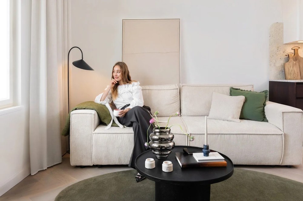 Sklenená ručne vyrobená váza v striebornej farbe (výška 24 cm) Zorya – Bloomingville