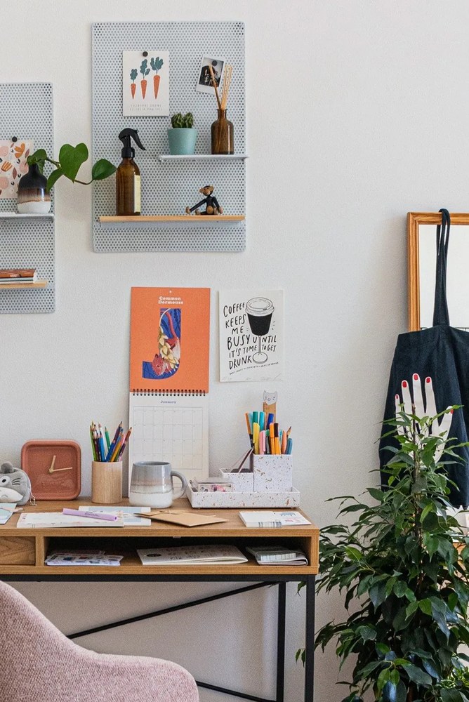 Drevený stojan na ceruzky Kave Home Dilcia