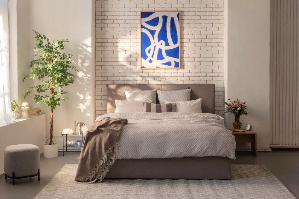 Sivá čalúnená dvojlôžková posteľ s úložným priestorom s roštom 180x200 cm Thessa Bold – Bonami Selection