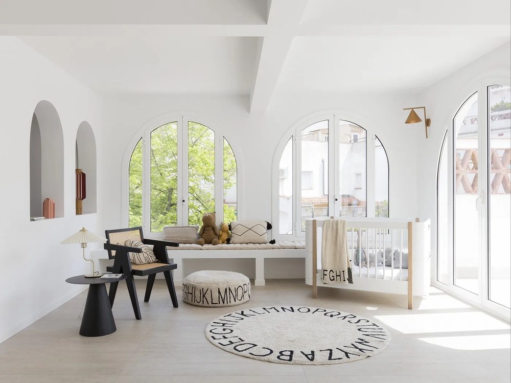 Krémovobiely detský sedací vak ABC – Lorena Canals