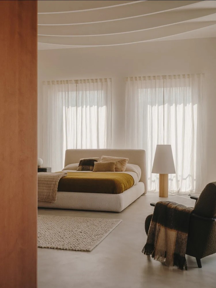 Sivé kreslo Meghan - Kave Home