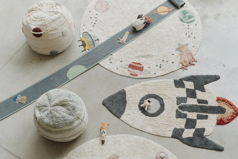 Krémovobiely detský sedací vak Solar System – Lorena Canals