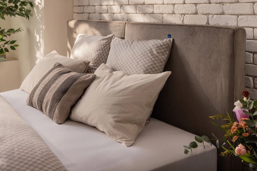 Sivá čalúnená dvojlôžková posteľ s úložným priestorom s roštom 180x200 cm Thessa Bold – Bonami Selection