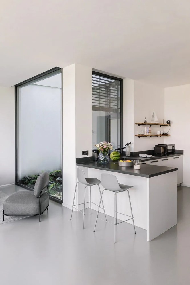 Sivá plastová barová stolička (výška sedadla 67,5 cm) Whitby – Unique Furniture