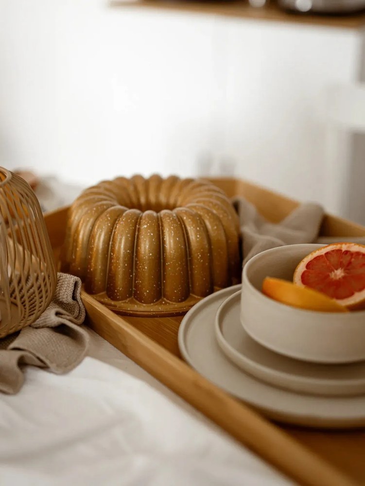 Forma na pečenie z liateho hliníka v zlatej farbe Bonami Selection Lotus