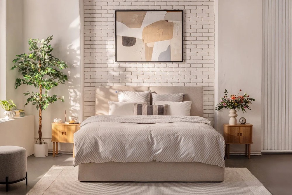 Béžová čalúnená dvojlôžková posteľ s úložným priestorom s roštom 180x200 cm Thessa Bold – Bonami Selection