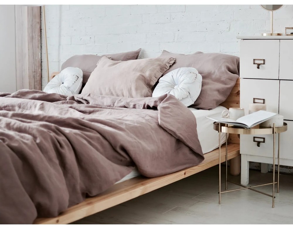 Dvojlôžková posteľ z borovicového dreva s roštom 140x200 cm Peek – Karup Design