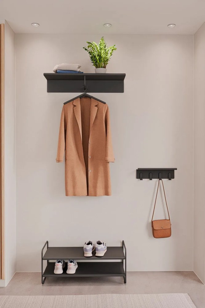 Čierny oceľový nástenný vešiak s poličkou 11,5 cm A-Hallway – Zone