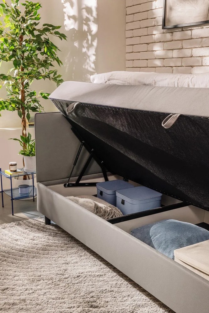 Sivá čalúnená jednolôžková posteľ s úložným priestorom s matracom 90x200 cm Avela – Bonami Selection