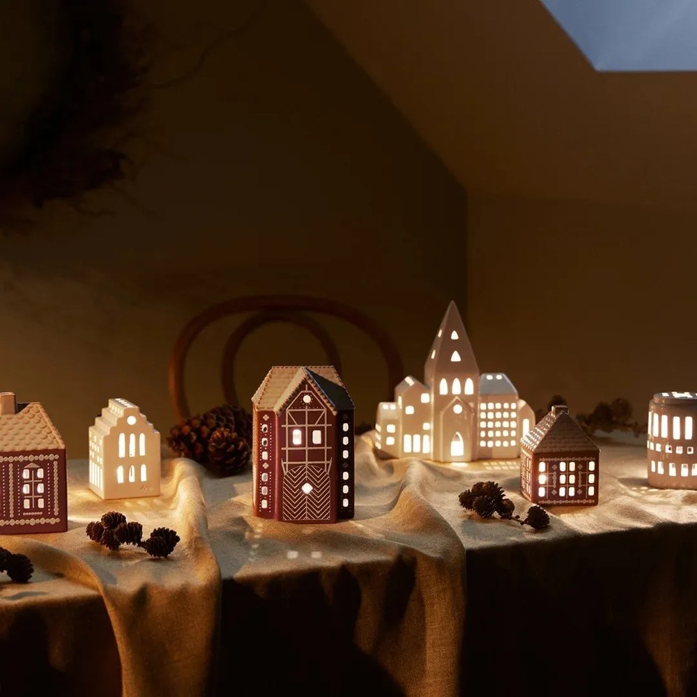 Keramický svietnik na čajovú sviečku Gingerbread Lighthouse – Kähler Design