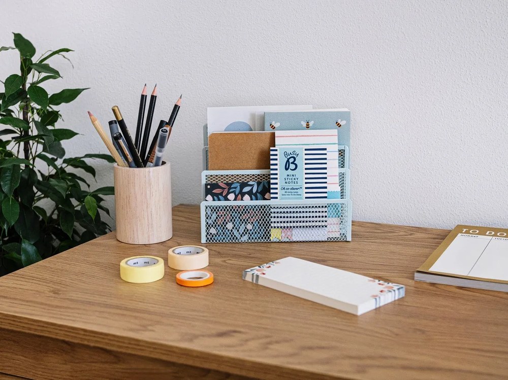 Drevený stojan na ceruzky Kave Home Dilcia