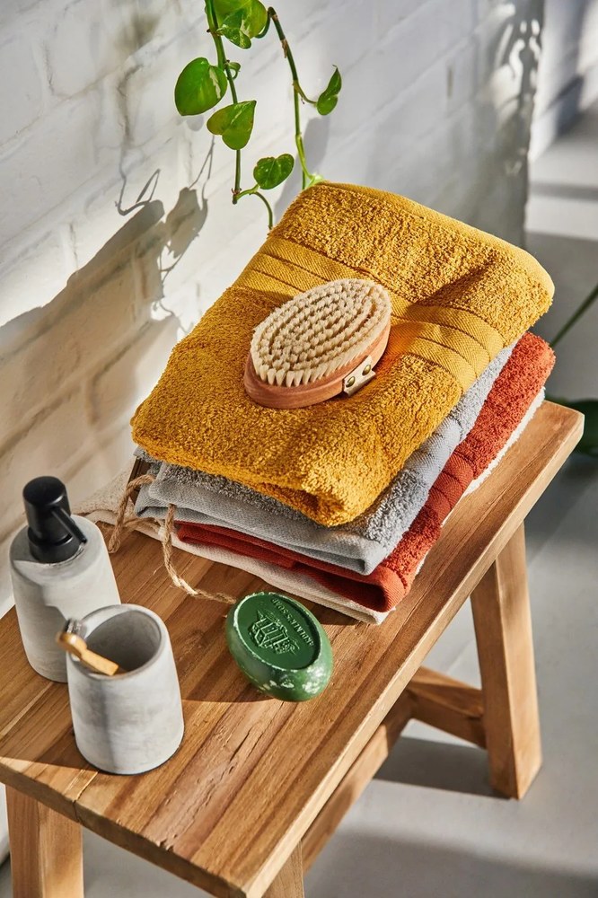 Sivý betónový dávkovač na mydlo Wenko Villena