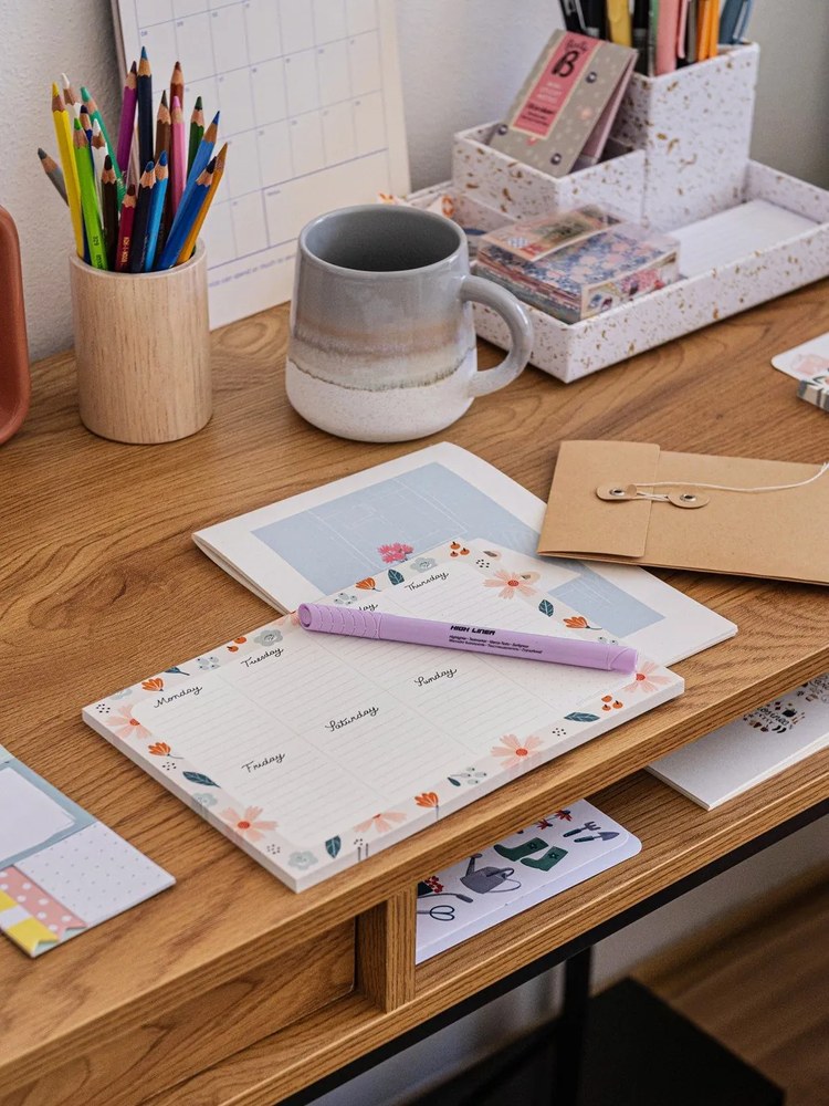 Drevený stojan na ceruzky Kave Home Dilcia