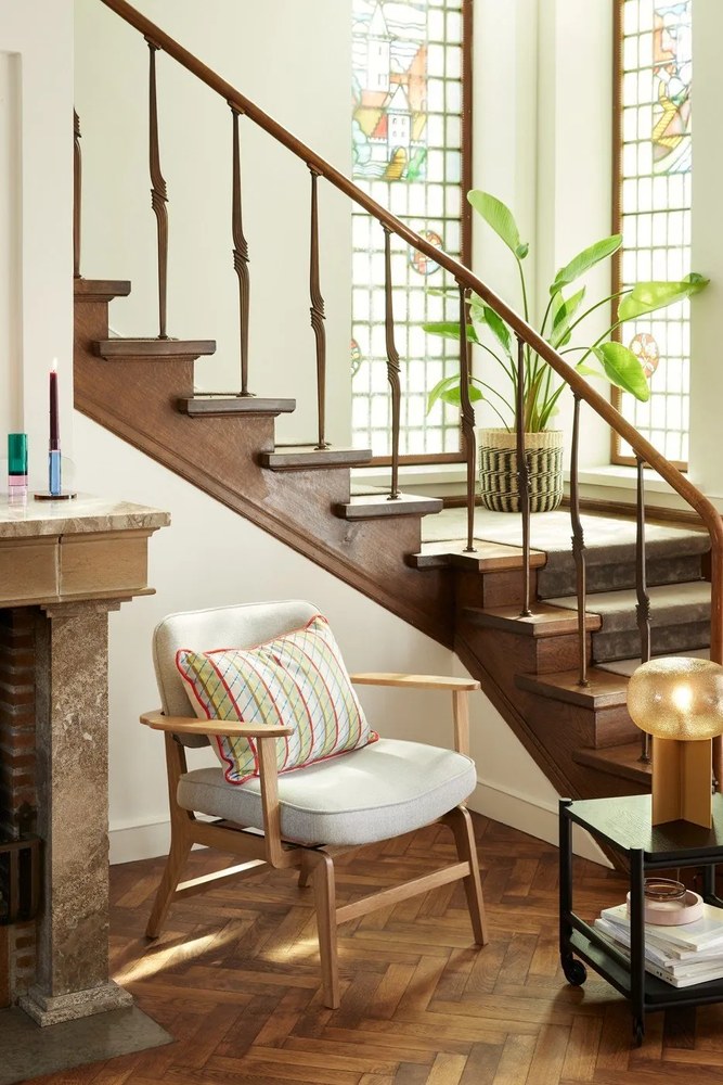 Sivé kreslo s konštrukciou z dubového dreva Hübsch Haze