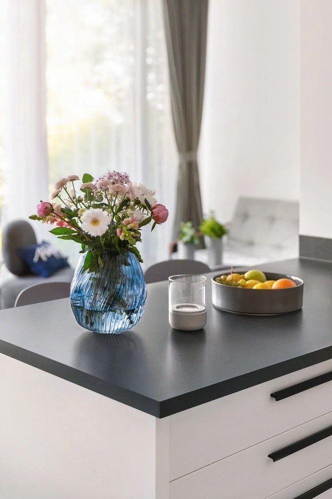 Sklenený svietnik s betónovým podstavcom Blomus