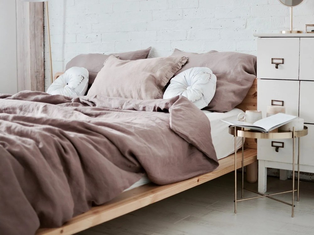 Dvojlôžková posteľ z borovicového dreva s roštom 140x200 cm Peek – Karup Design