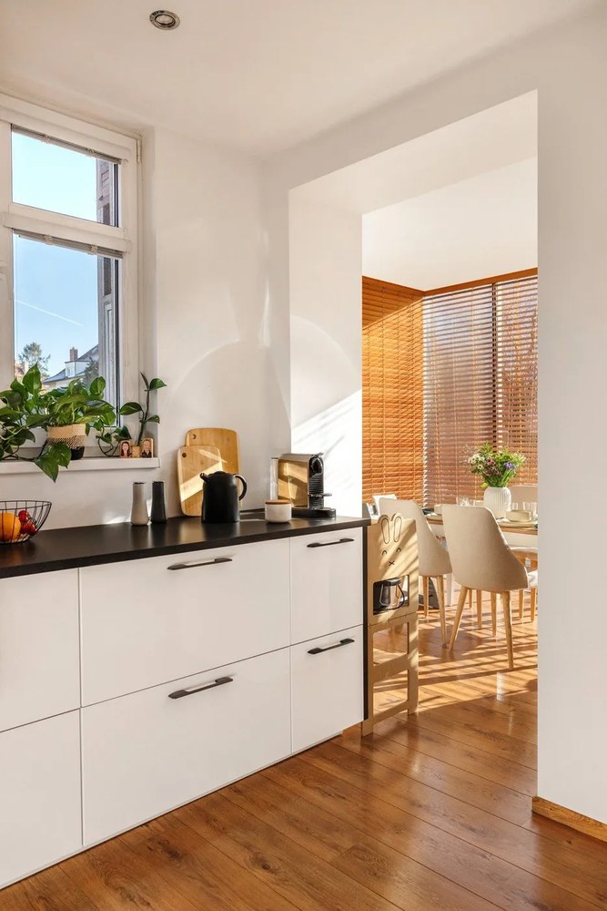 Béžová jedálenská stolička Rosie – Kave Home