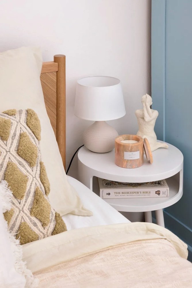 Biela soška Bloomingville Adalina, výška 17,5 cm