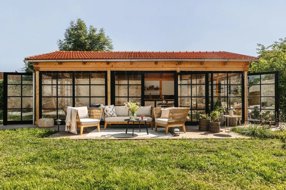 Béžové kreslo Kave Home Bellano