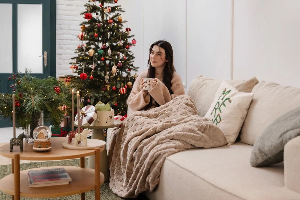 Biely keramický hrnček s vianočným motívom 500 ml Gingerbread – Dakls