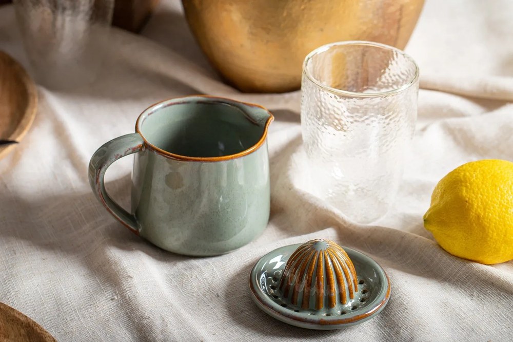 Zelená kameninová kanvička s odšťavovačom Bloomingville Pixie