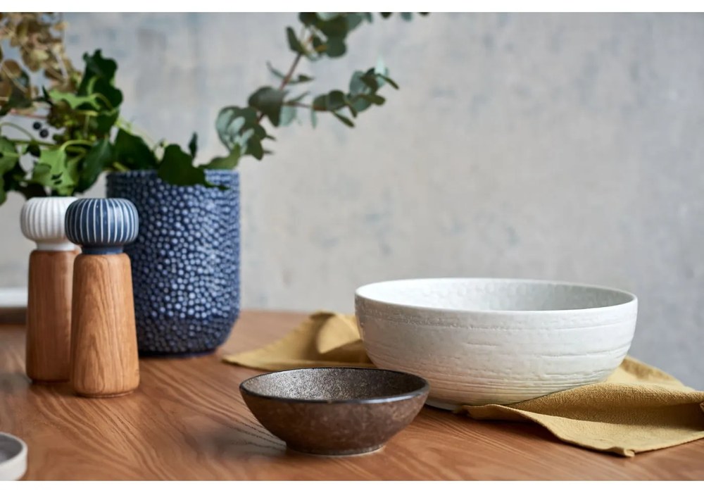 Mlynček z dubového dreva na korenie s bielym detailom z porcelánu Kähler Design Hammershoi, výška 17,5 cm