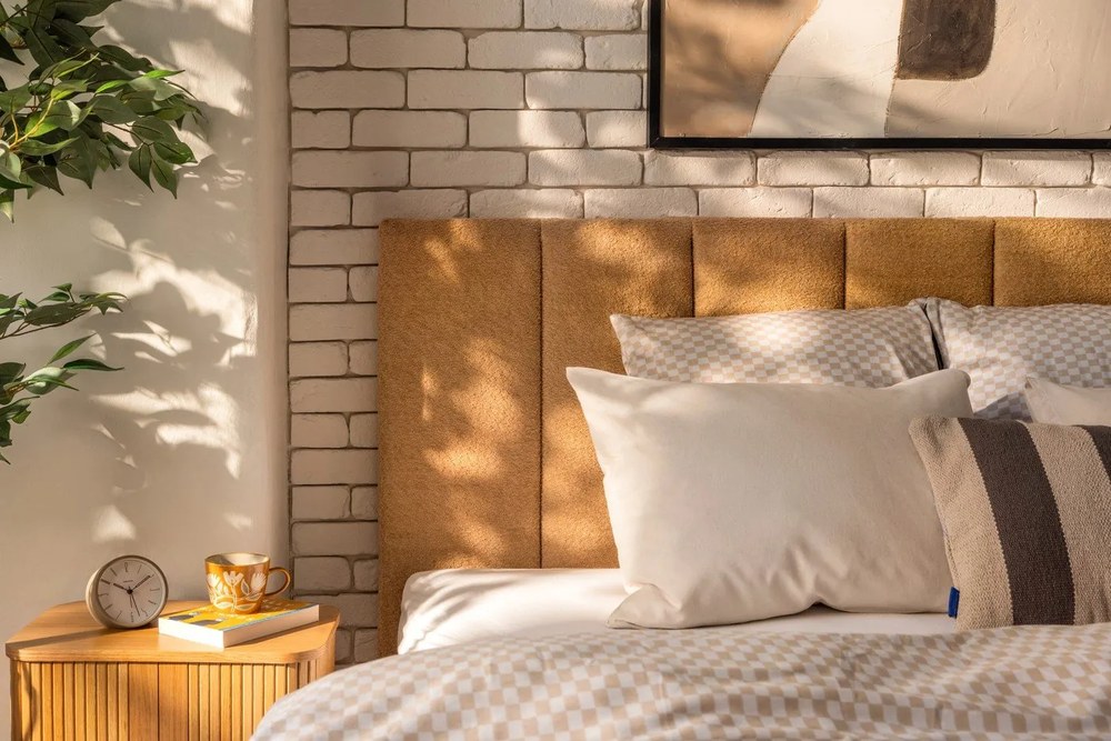 Čalúnená dvojlôžková posteľ s úložným priestorom s roštom 160x200 cm v horčicovej farbe Thessa Bold Line – Bonami Selection