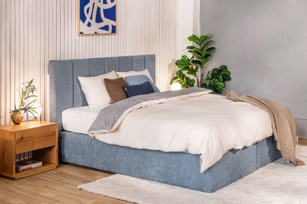 Nočný stolík v dekore duba v prírodnej farbe Alguema – Kave Home