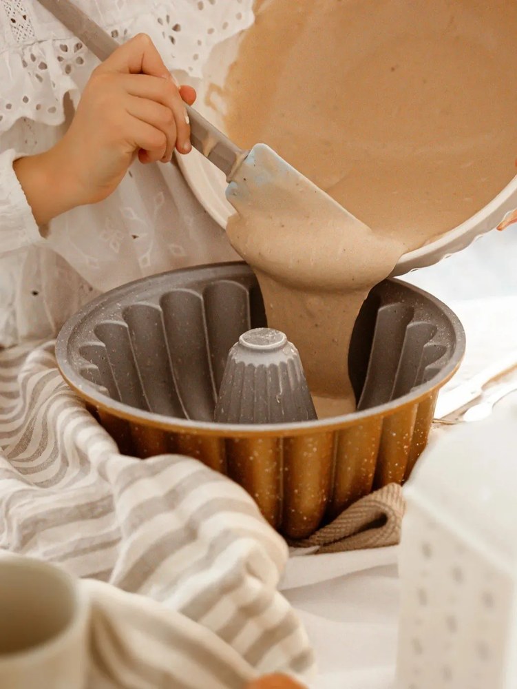 Forma na pečenie z liateho hliníka v zlatej farbe Bonami Selection Lotus