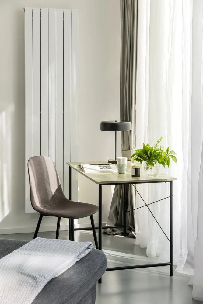 Čierna stolová lampa s kovovým tienidlom (výška 40 cm) Gold Disc – Leitmotiv