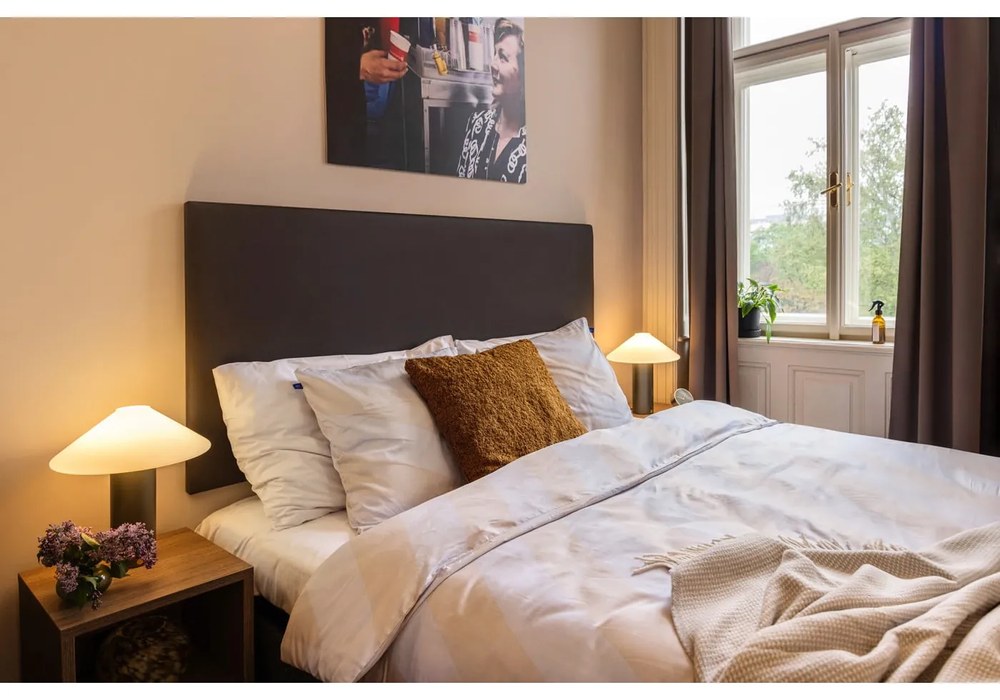 Tmavozelená stolová lampa so skleneným tienidlom (výška 40 cm) Orbit – Hübsch