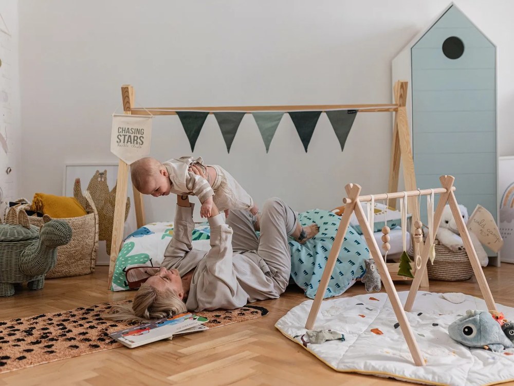 Domčeková posteľ z borovicového dreva Adeko Mila TP, 90 × 200 cm