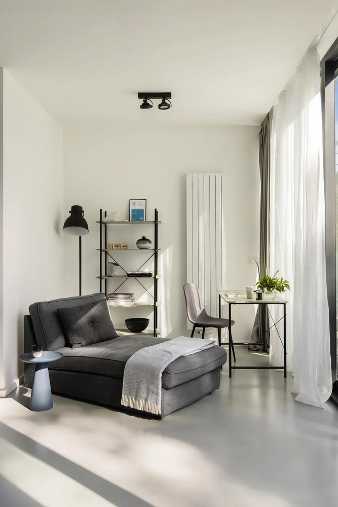 Modrý hliníkový odkladací stolík White Label Ringar, ø 39,5 cm