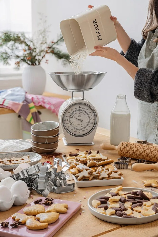 Krémovobiela kuchynská váha Kitchen Craft Living Nostalgia, nosnosť 4 kg