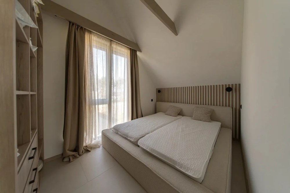 Béžová čalúnená dvojlôžková posteľ s úložným priestorom a roštom 180x200 cm Arendal – Cosmopolitan Design