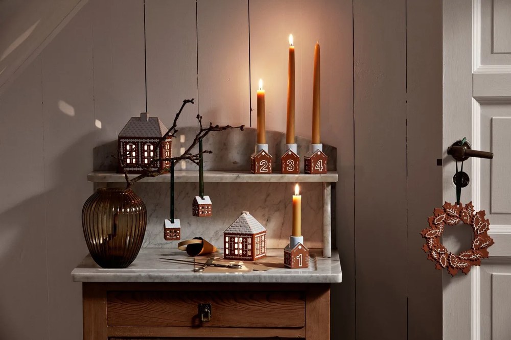 Keramický svietnik na čajovú sviečku Gingerbread Lighthouse – Kähler Design