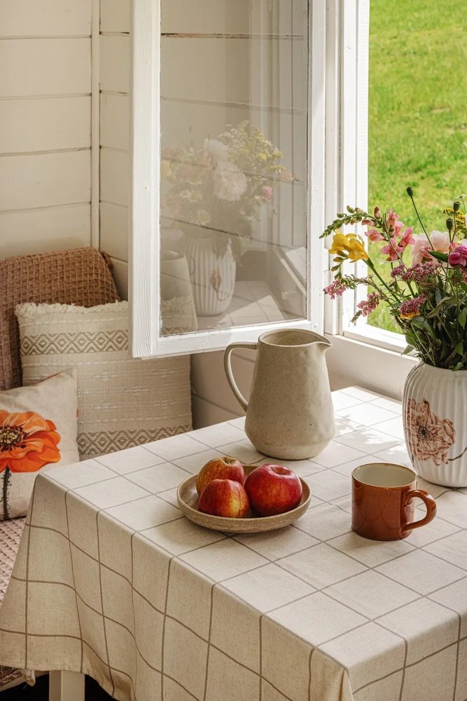 Biela porcelánová váza Kähler Design Poppy, výška 21 cm