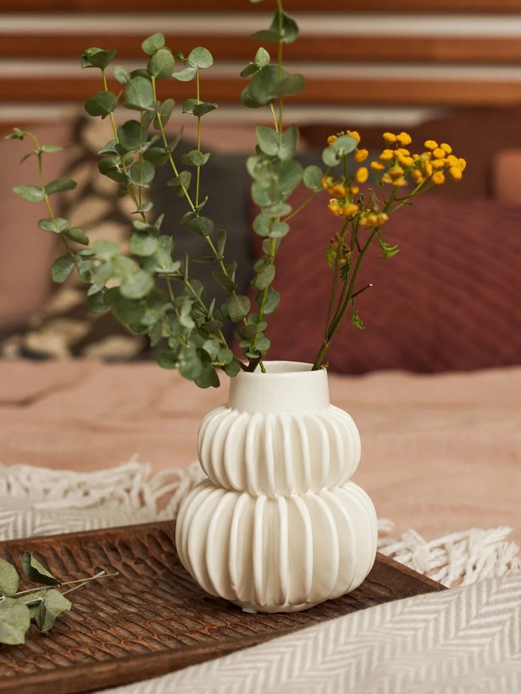 Biela váza z kameniny Bloomingville Blossom