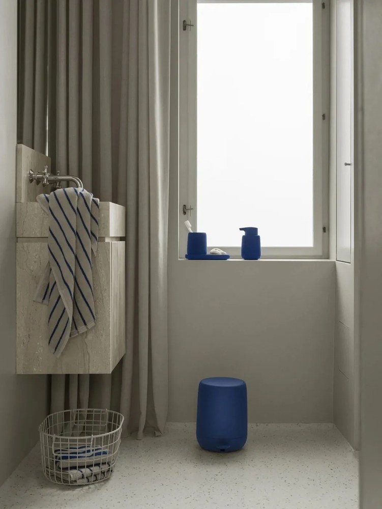 Modrý keramický dávkovač mydla 250 ml Sono – Blomus